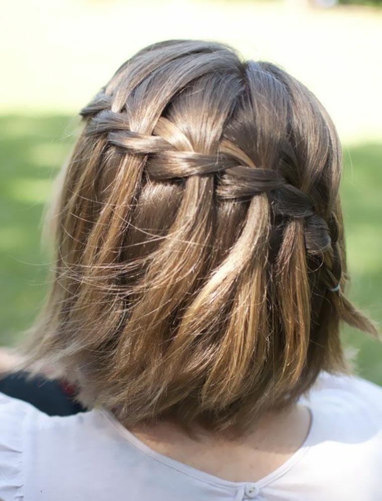 acconciatura-capelli castani taglio medio lungo modello acconciatura donna boho chic trecce