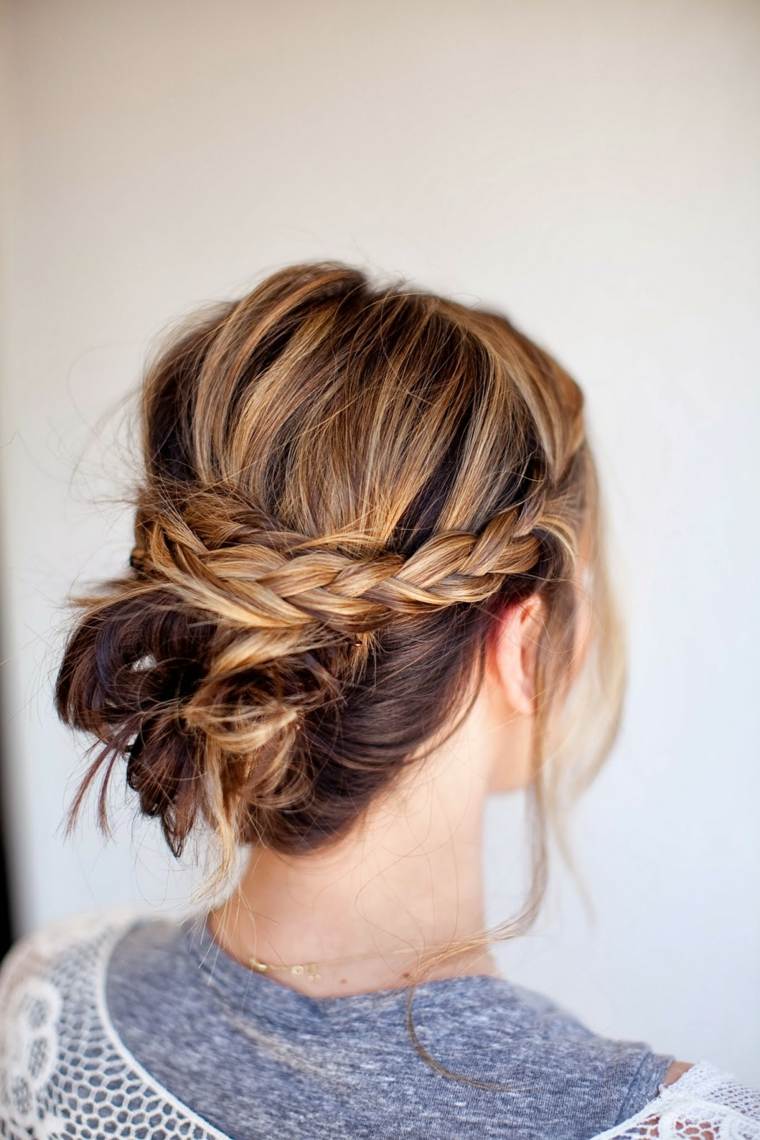 modella acconciatura donna trecce chignon capelli medi stile boho chic