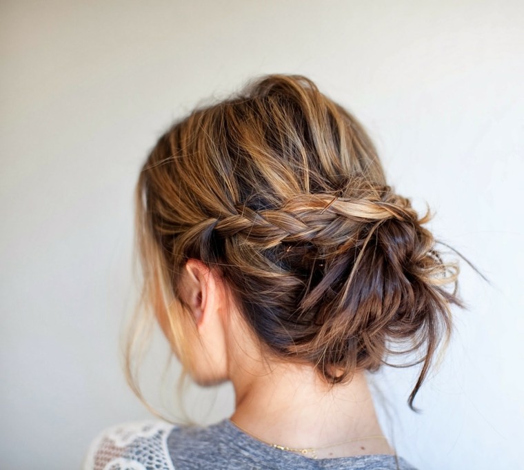 chignon trecce capelli castani medio lunghi acconciatura donna stile hippie chic