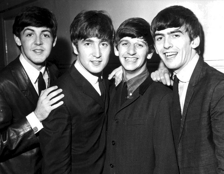 csípő frizura férfi divatos megjelenés beatles vágások