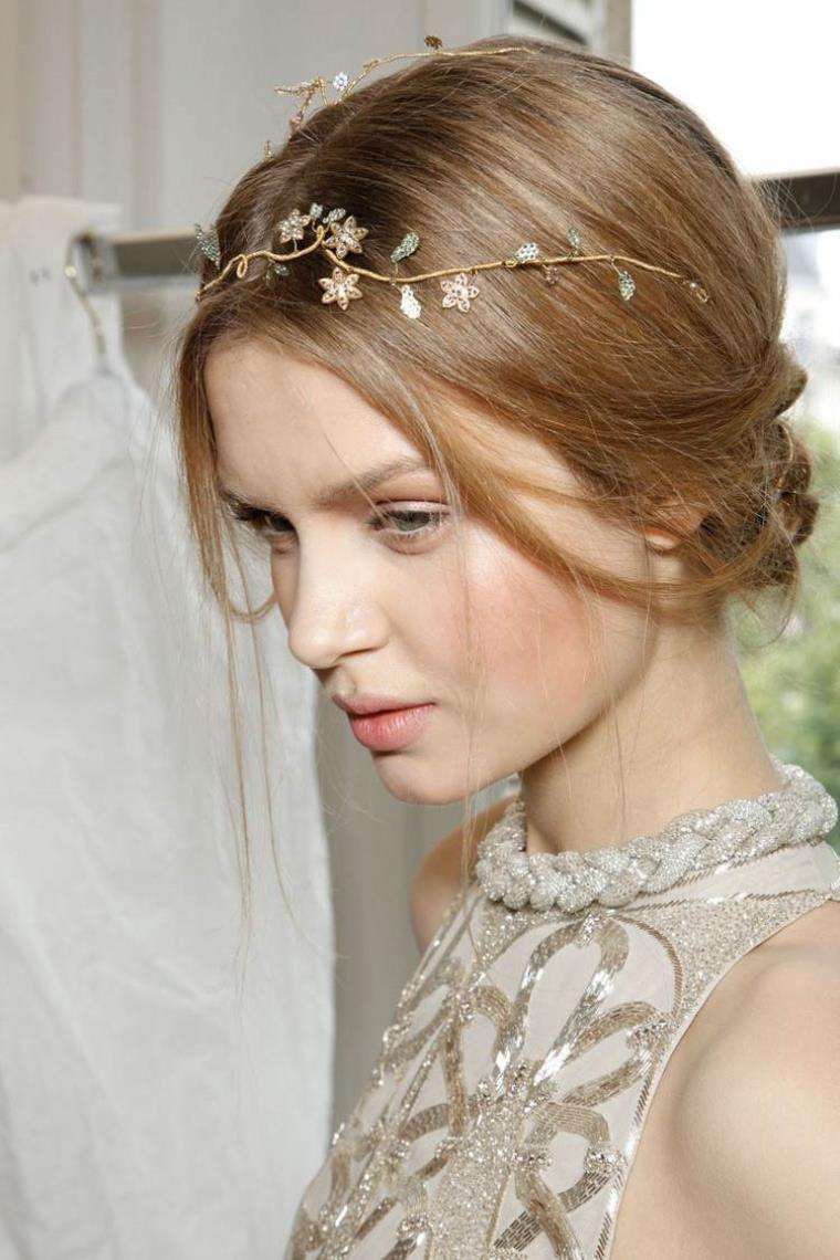 vestuvių šukuosena-ilgų plaukų-diademos-subtilios gėlės