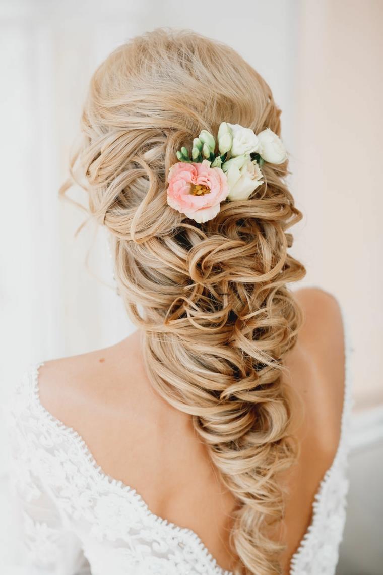 esküvői frizura-hosszú-laza-haj-virágok-fonat