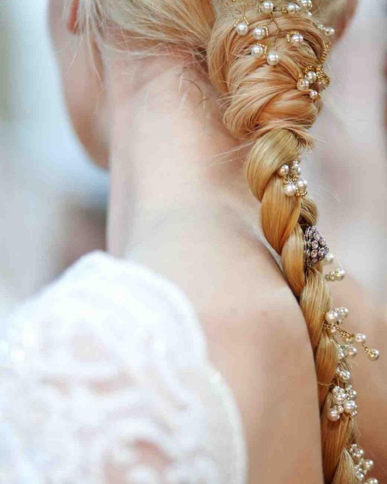 acconciatura-da-matrimonio-capelli-lunghi-treccia-decorata-perle