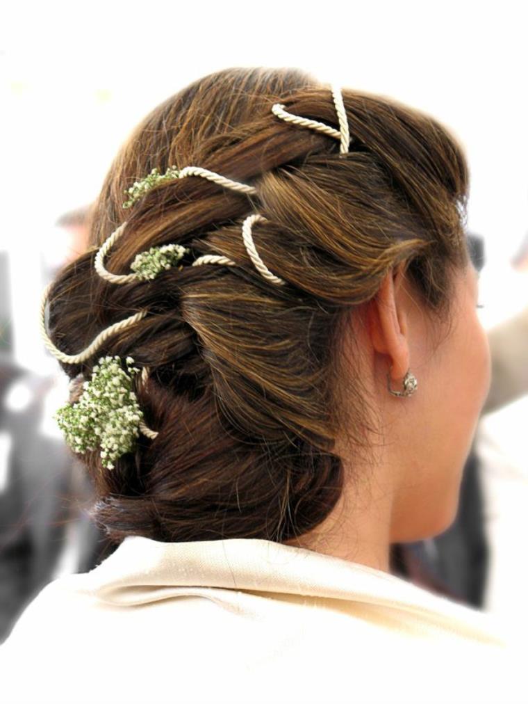 esküvői frizura-fonat-oldalsó kötél-virágok
