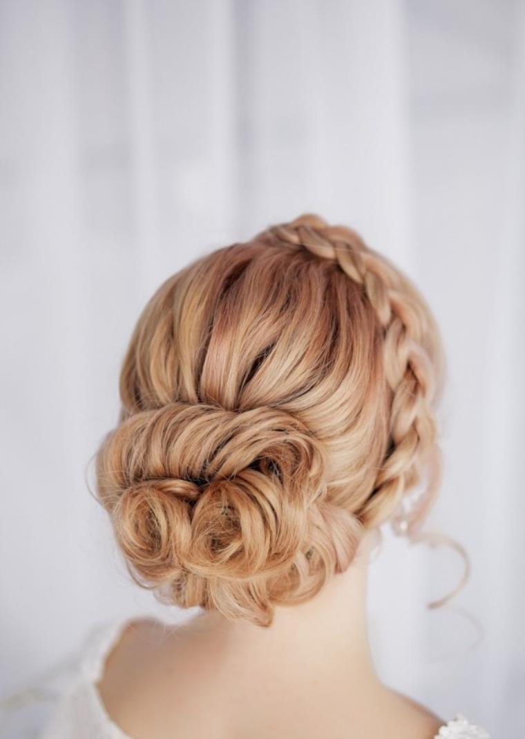 matrimonio-acconciatura-treccia-tiara-bun-basso