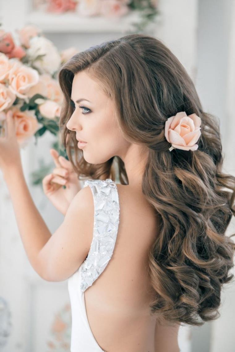 vjenčana frizura duga kosa-odvojena-valovi-ružičasta