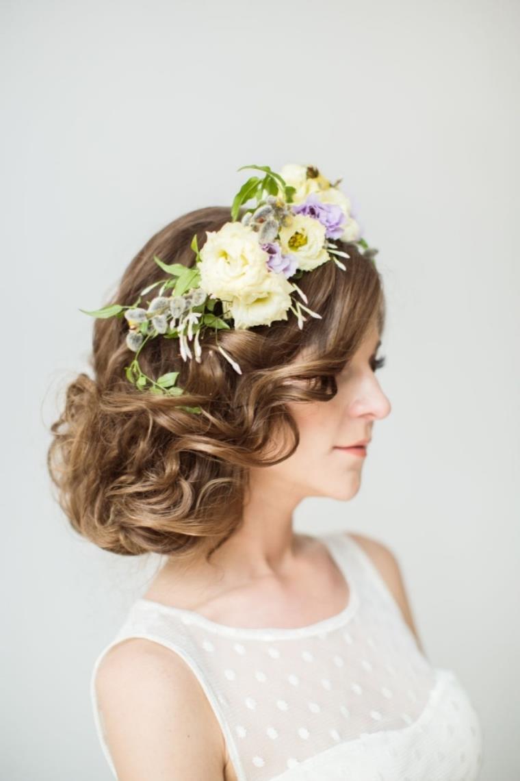 vestuvių šukuosena ilgi plaukai-garbanoti-gėlių-deko