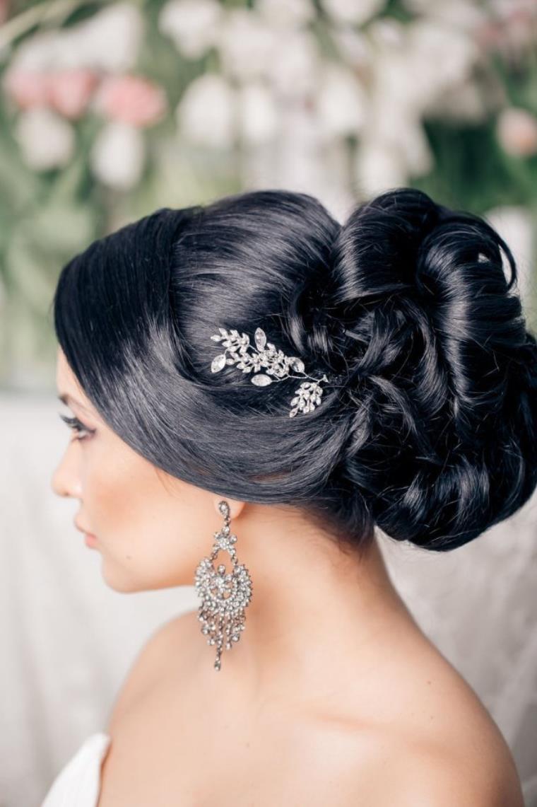 acconciatura da sposa per capelli lunghi-chignon-ricci-frangia-gioiello laterale