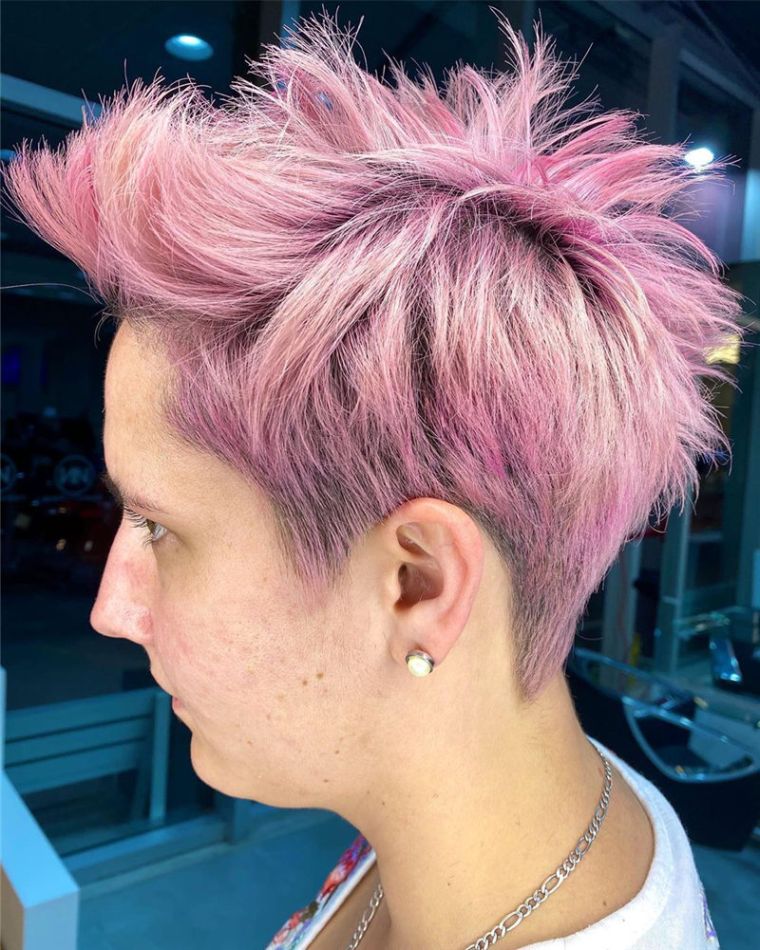 紫髪の女性の散髪