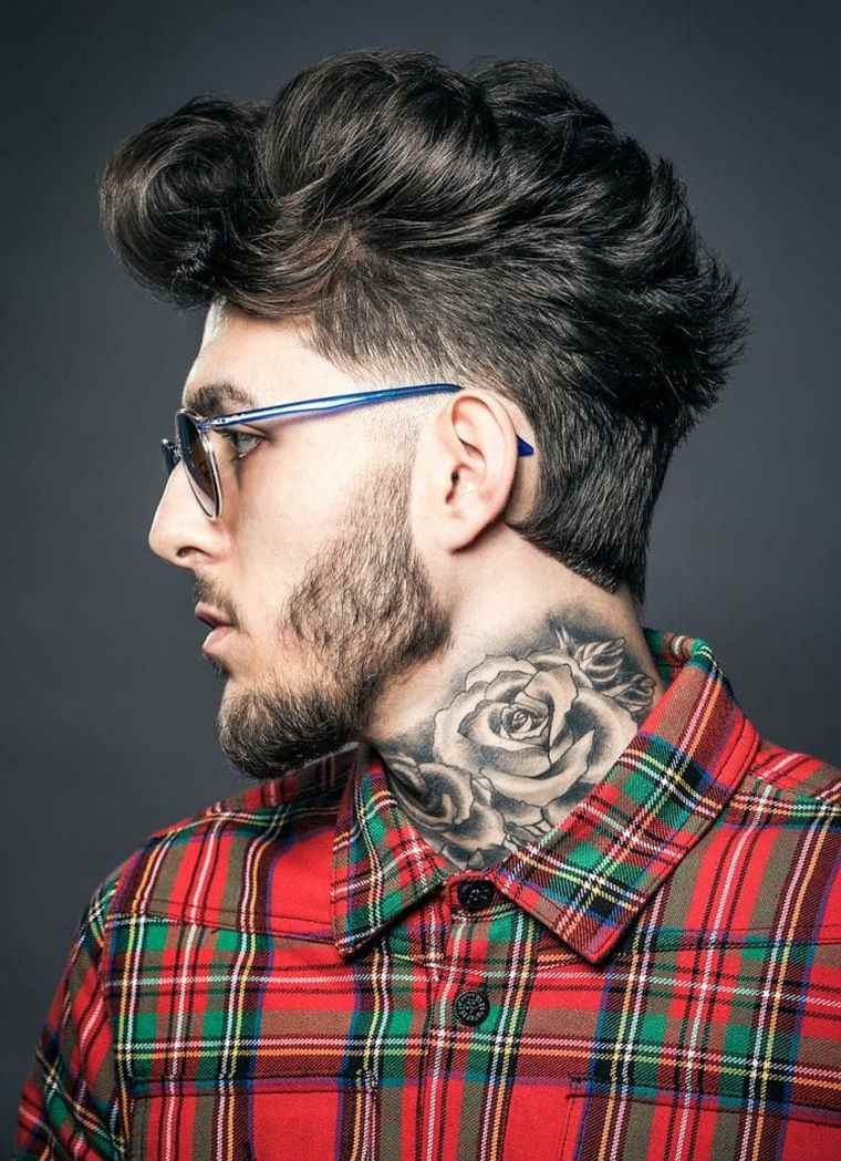 acconciatura alla moda mohawk per uomo