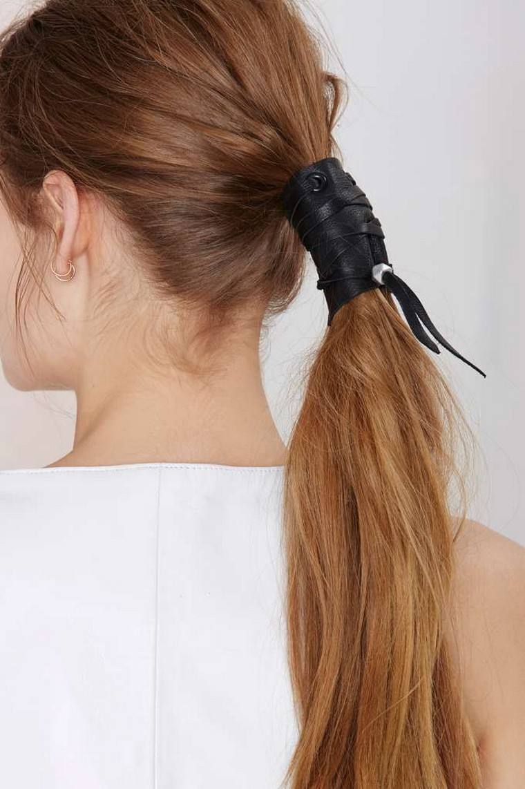 acconciatura coda di cavallo idea capelli lunghi donna