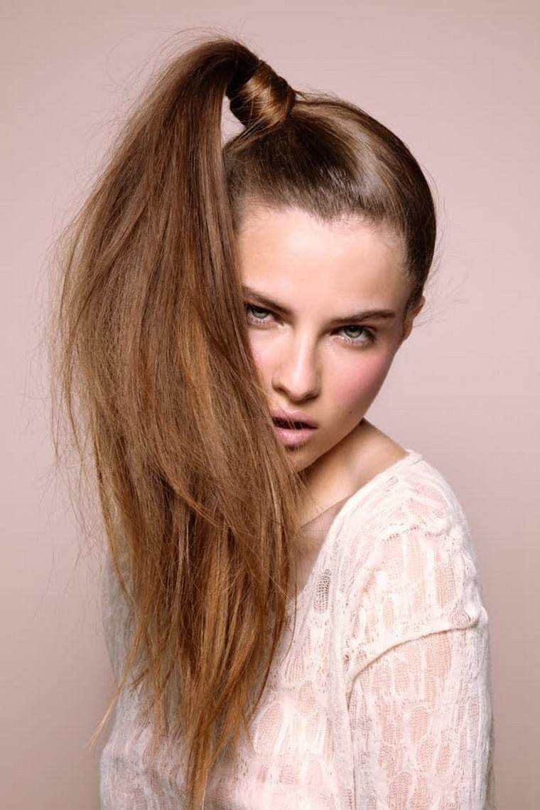 coda di cavallo-scrunchie-donna-acconciatura-foto