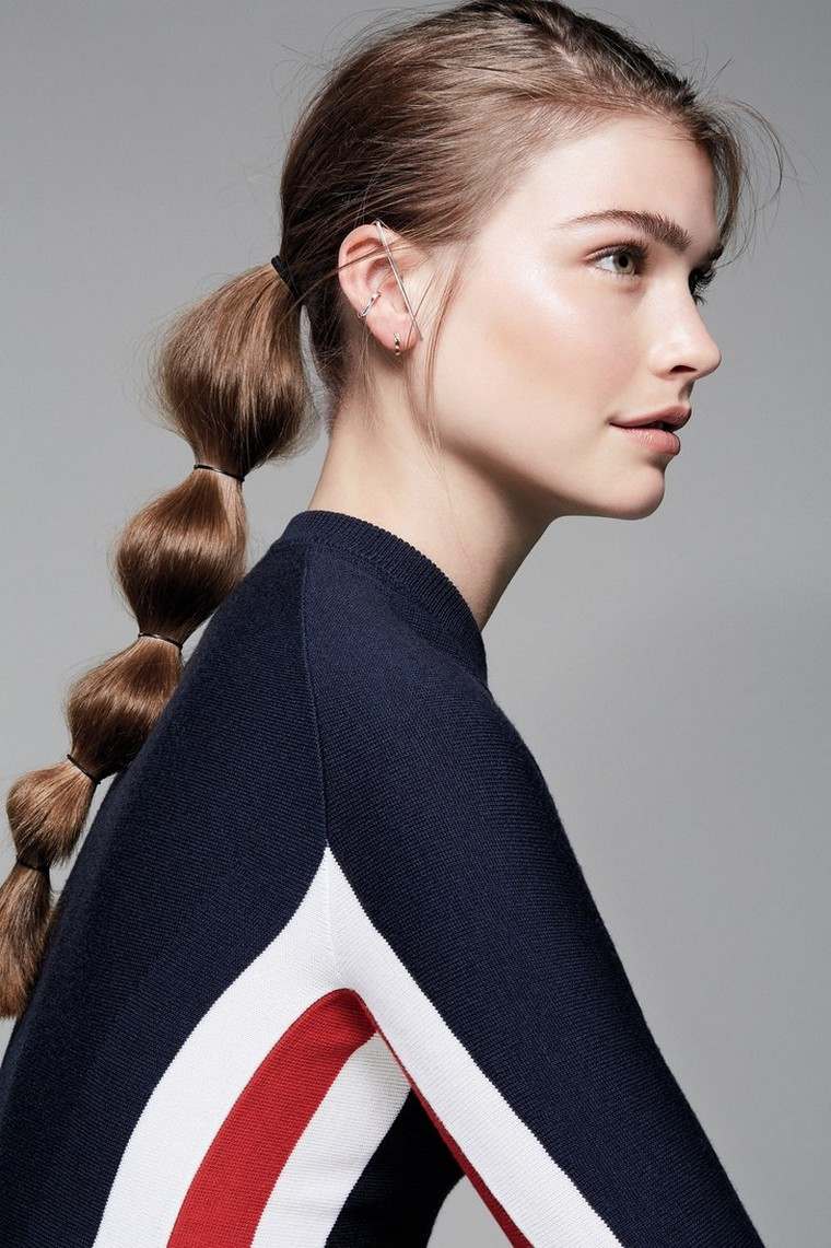 acconciatura coda di cavallo intrecciata ragazza capelli lunghi