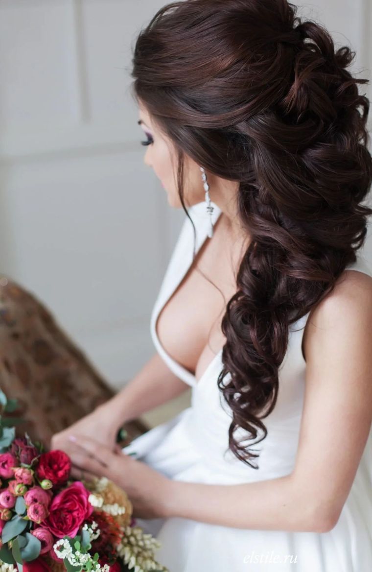 vestuvių šukuosena-lengva-pinti-plaukai-ant šonkaulio