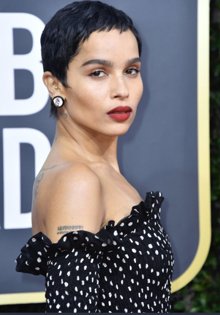 Zoe Kravitz mažų plaukų kirpimas