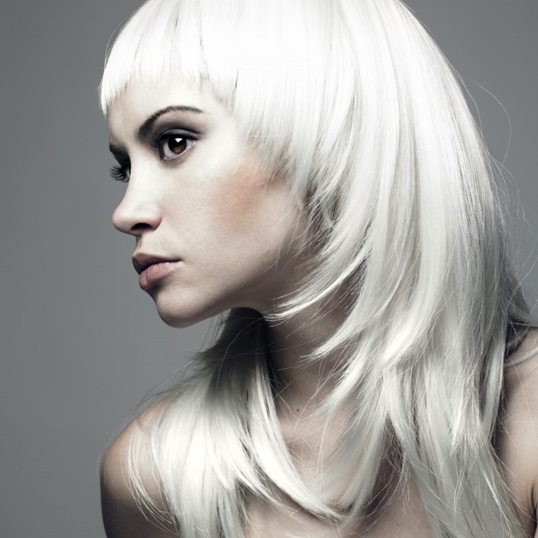 acconciatura donna estate 2019 capelli color platino