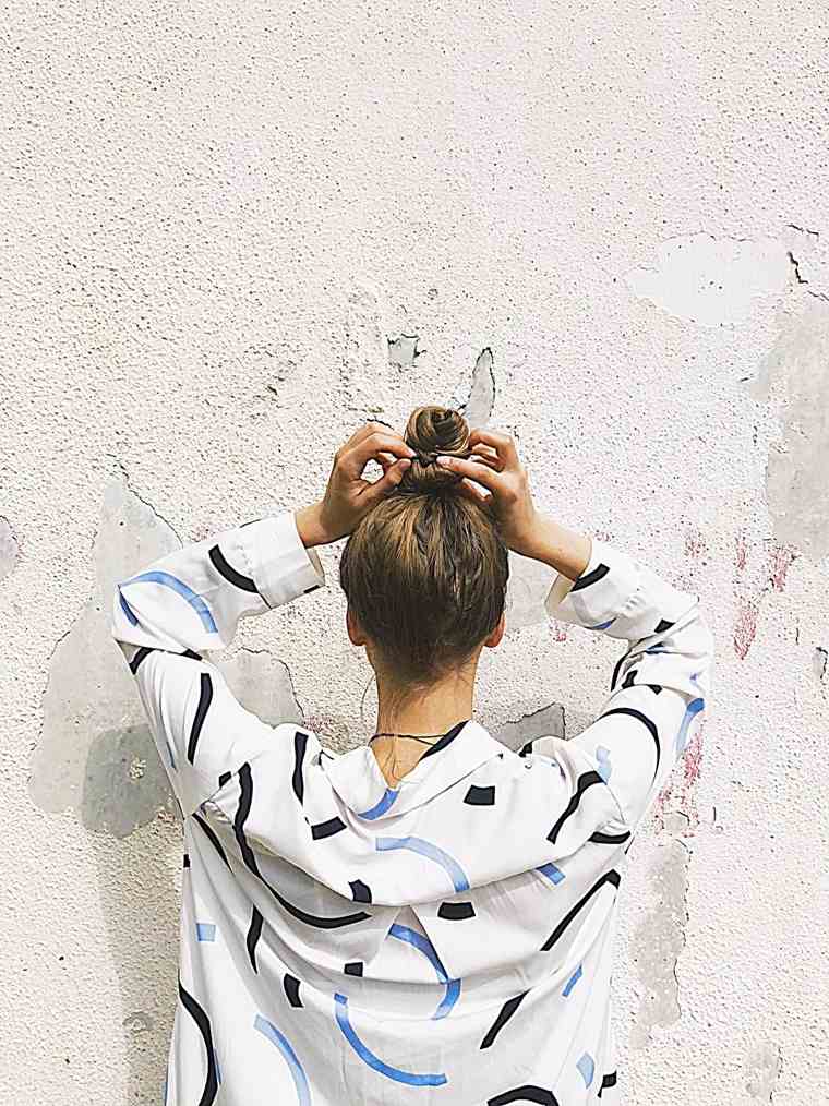 acconciatura donna estate 2019 capelli con chignon casual