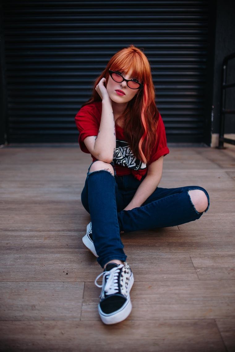acconciatura donna estate 2019 capelli rossi con frangia