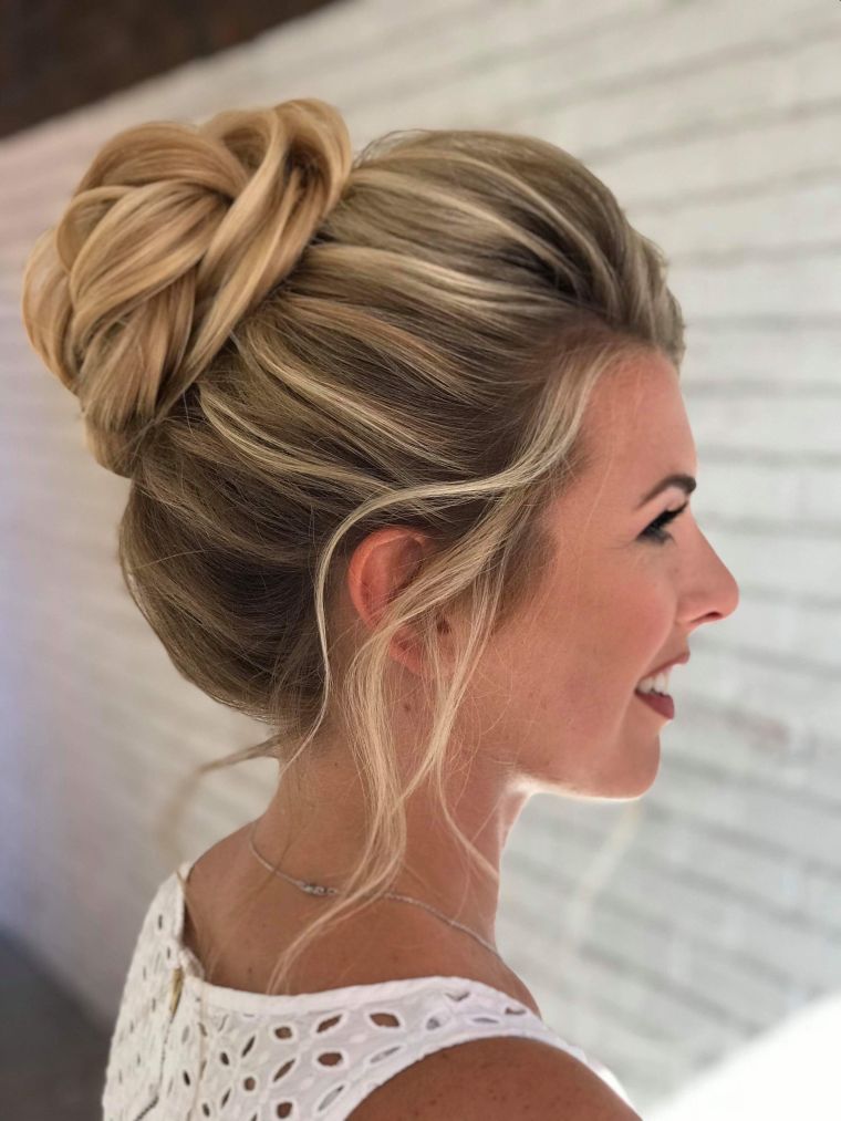 acconciatura da evento: idea per uno chignon alto