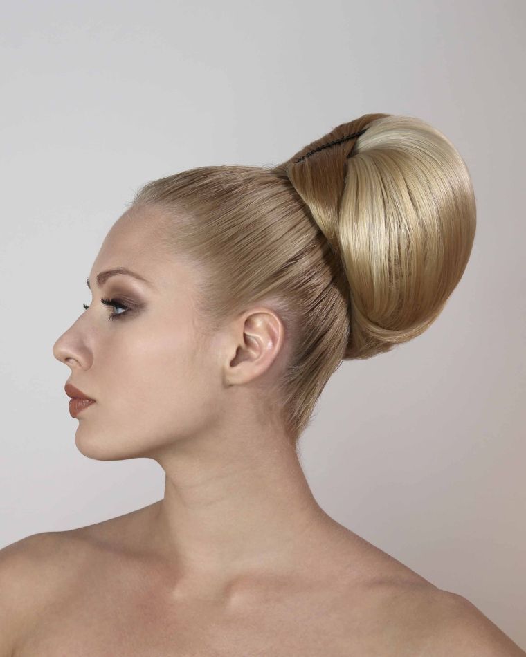 acconciatura da evento: chignon dietro la testa