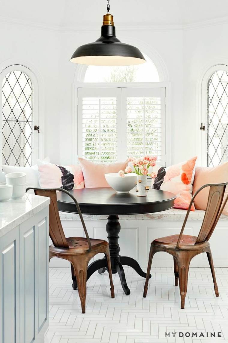 valgomojo zonos virtuvės idėjos juodas apvalus stalo apšvietimas pakabinama šviesi kėdė metalinės pramoninio stiliaus suoliuko pagalvėlės