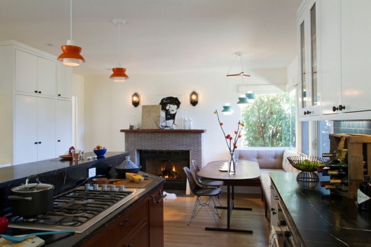 Moderna idea di layout della cucina interna del parquet in legno della lampada a sospensione dell'isola centrale