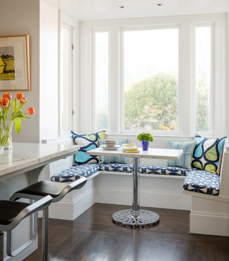layout cucina moderna panca tavolo da cucina parete bouquet fiori tavolo