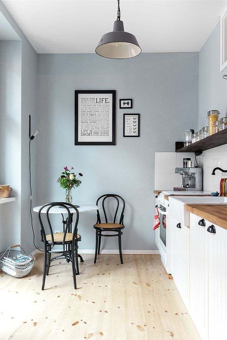 maža virtuvė-deko-valgomojo zona-apskritas stalas