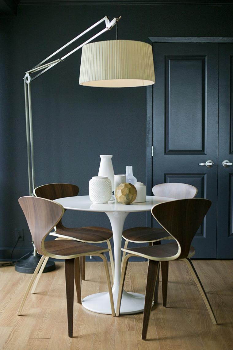 interjero dizainas balto apvalaus stalo šviestuvas moderni medinė kėdė medinis parketas