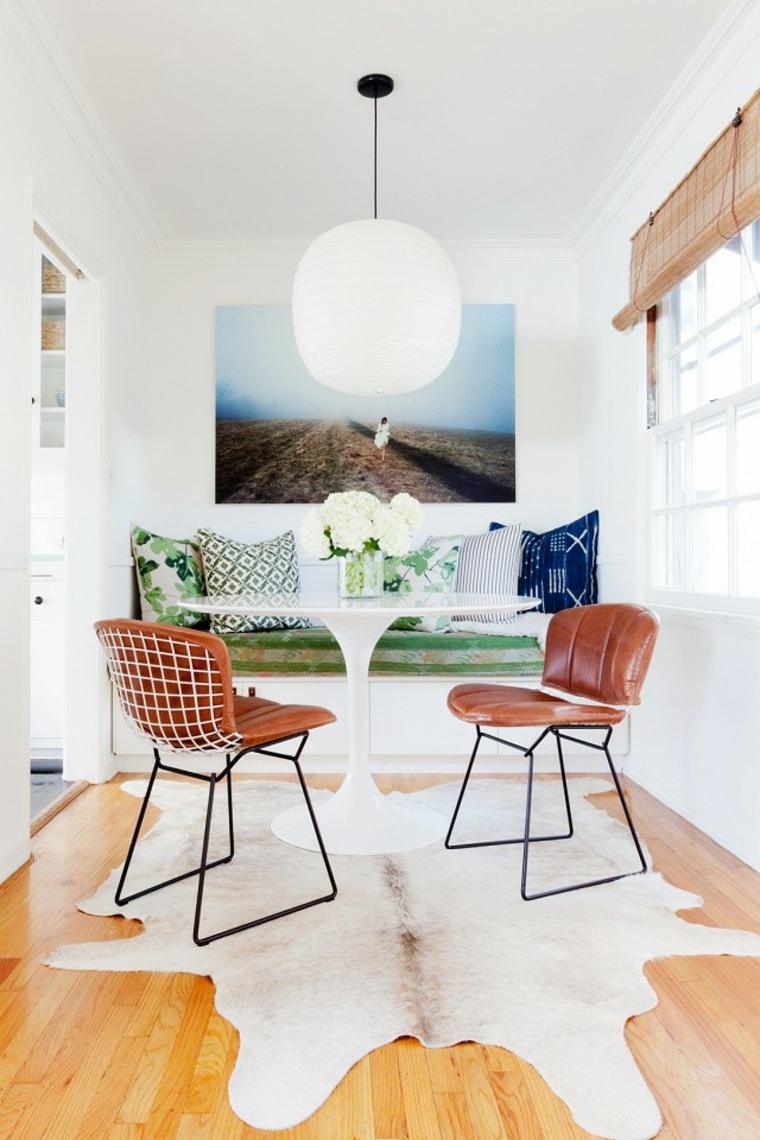interjero dizaino tendencija minimalistinė moderni kėdė odinis kilimas