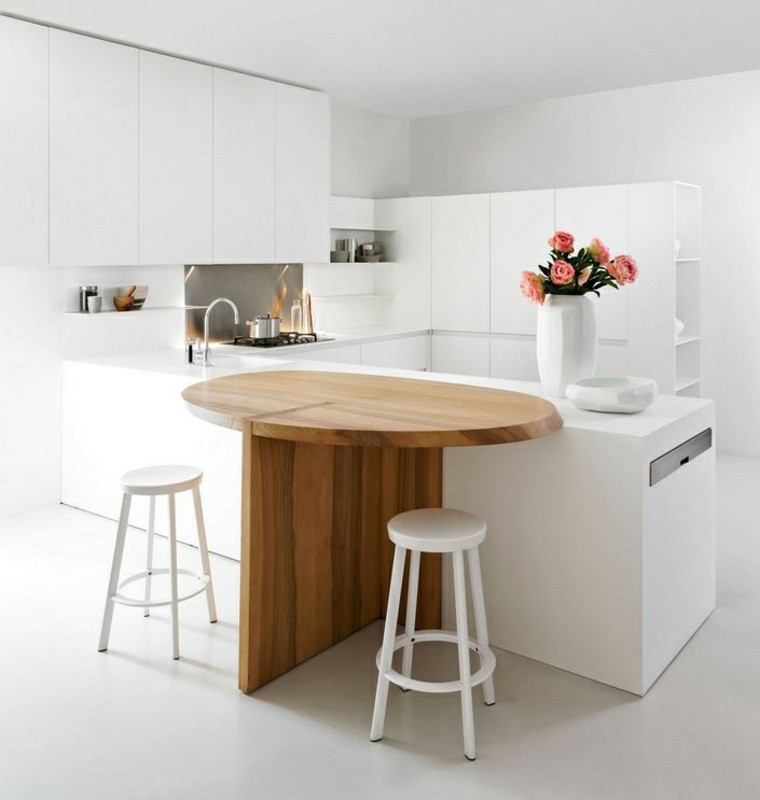 valgomojo zona medinis stalas centrinė salos virtuvė baltos išmatos balta virtuvė