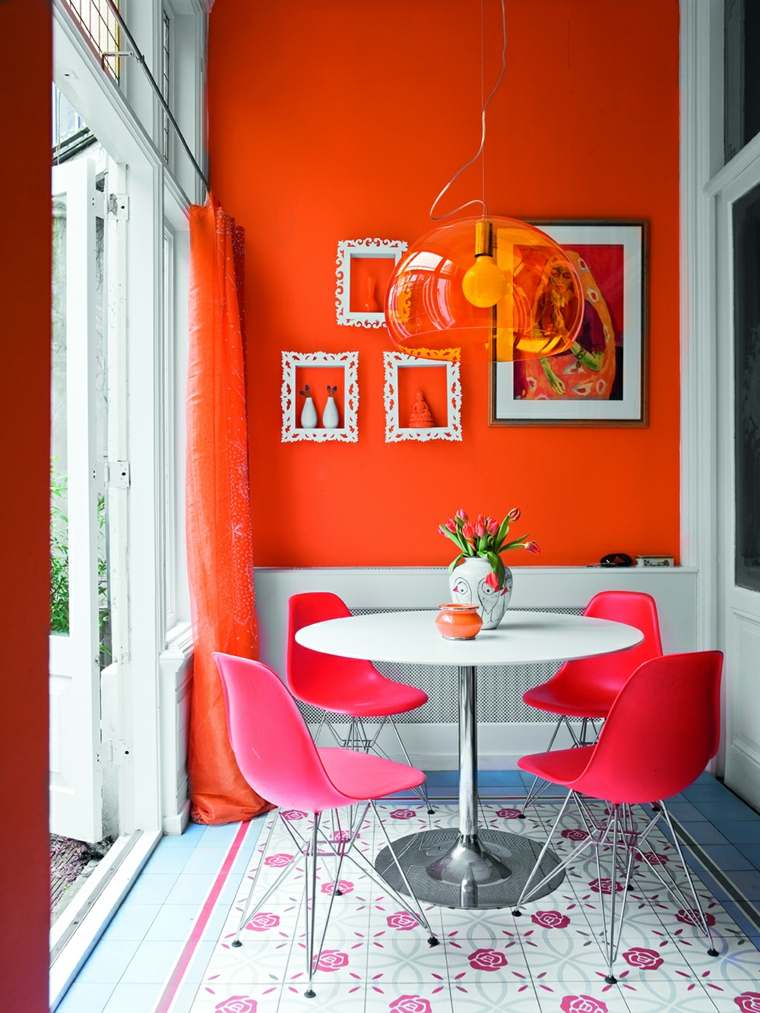 retro ideje za blagovaonicu kuhinja raspored ideja okrugli stol vintage stolica narančasta privjesak rasvjetno tijelo