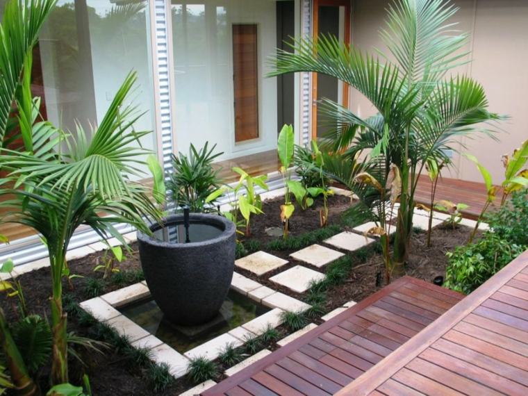 vrtni aranžman vrlo mali prostor saksija palme drveni pod