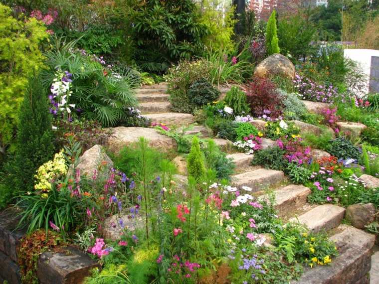 uređenje vrta kameno stubište cvjetni ukras