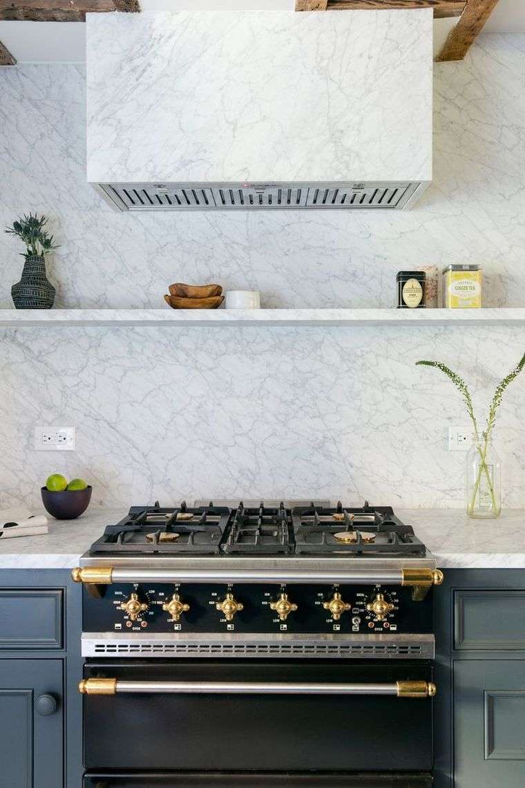 konyhabútor ötletek hosszú márvány backsplash tárolás