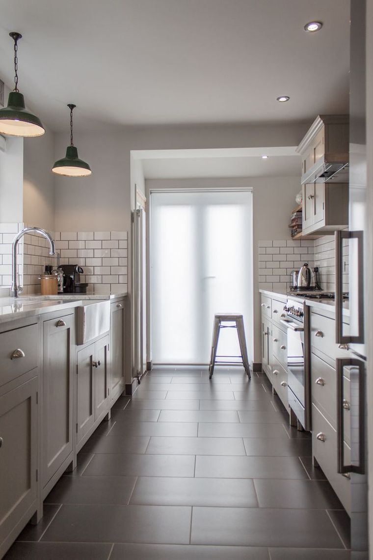 kako urediti kuhinju po duljini primjer kuhinjski hodnik podna zidna viseća rasvjetna tijela