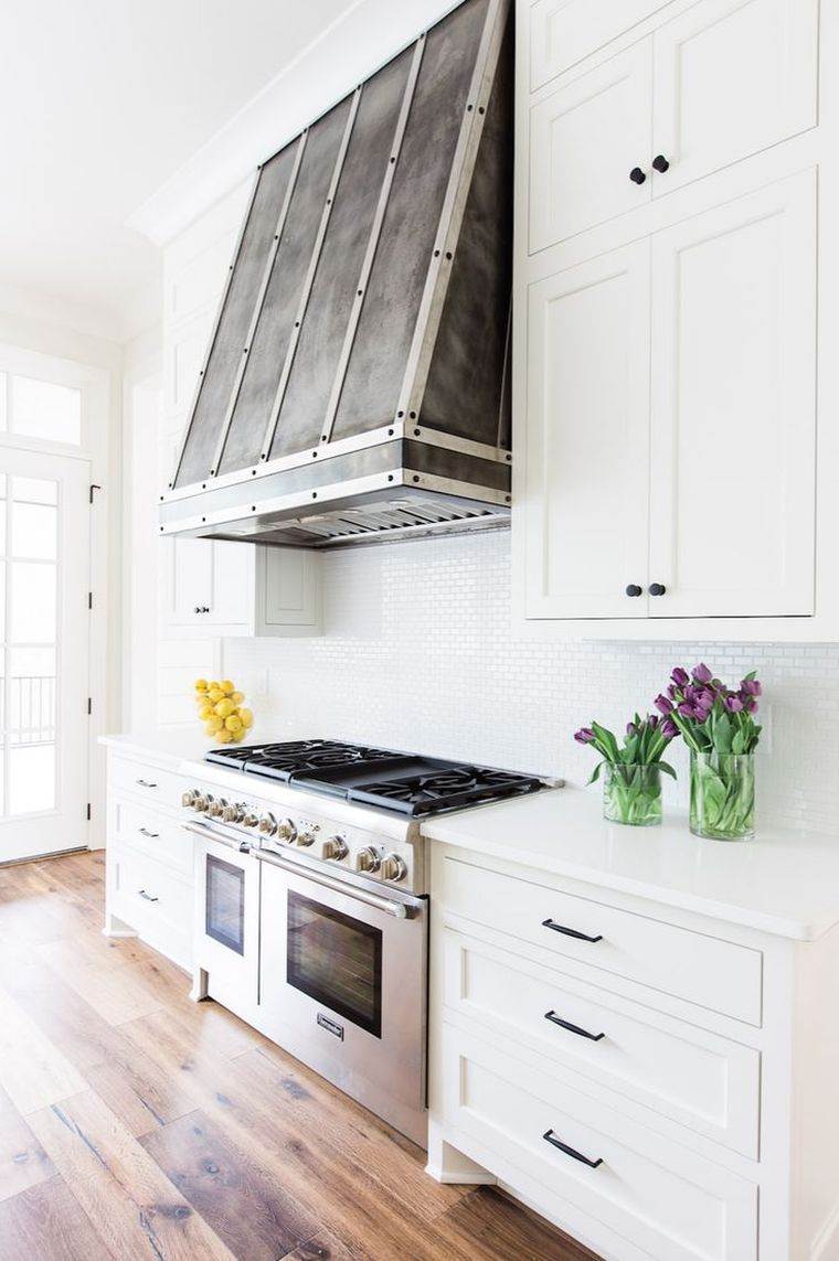 ideje za uređenje kuhinjskog hodnika bijela kuhinja s drvenim podom