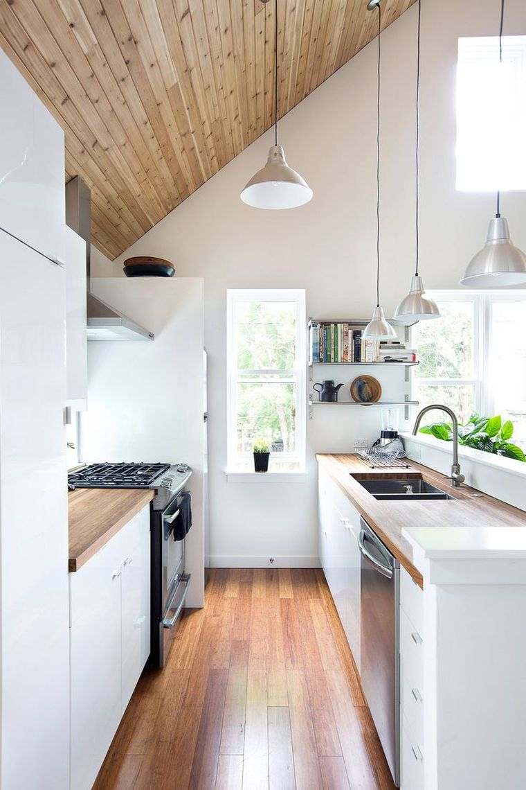 come organizzare una cucina in lunghezza cucina deco sotto il tetto in legno inclinato