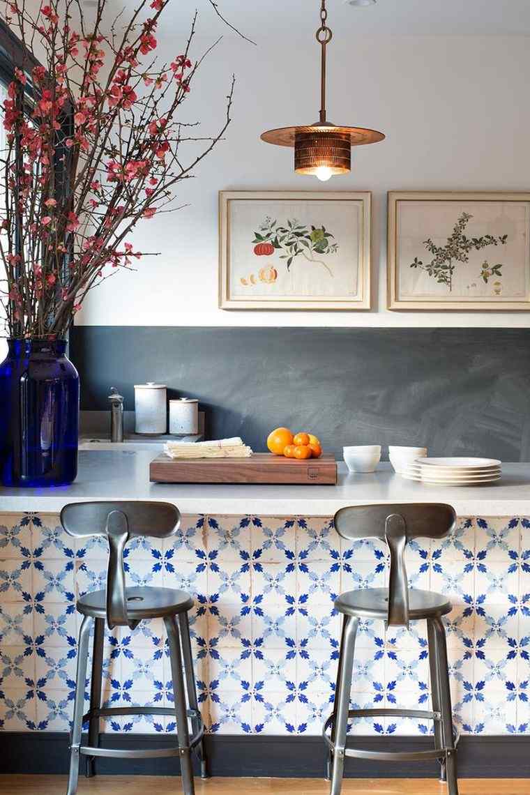 cucina corridoio tessere di mosaico zona pranzo bar paraspruzzi ardesia