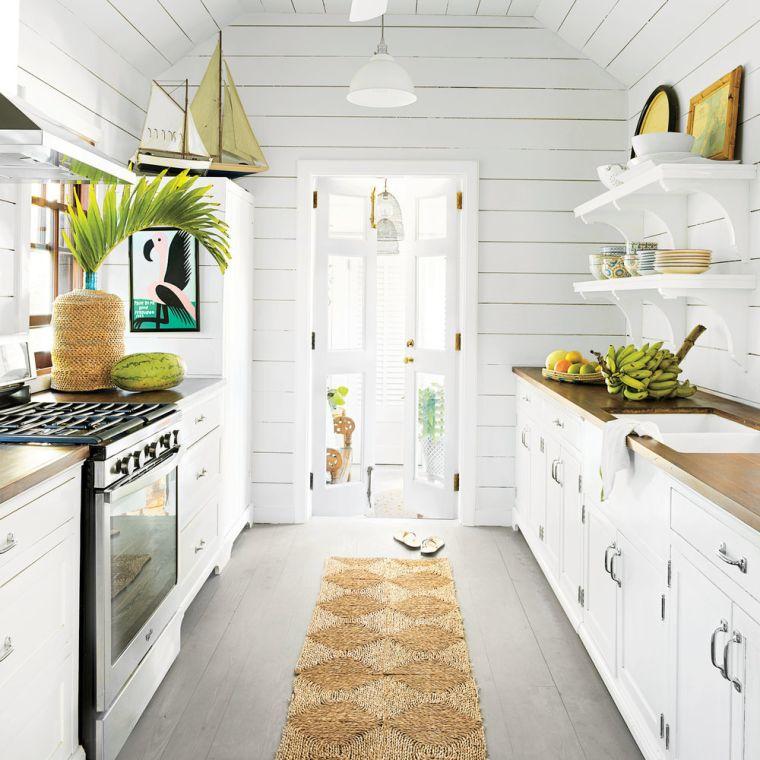 cucina lunga rivestimento in legno foto cucina brillante vernice bianca