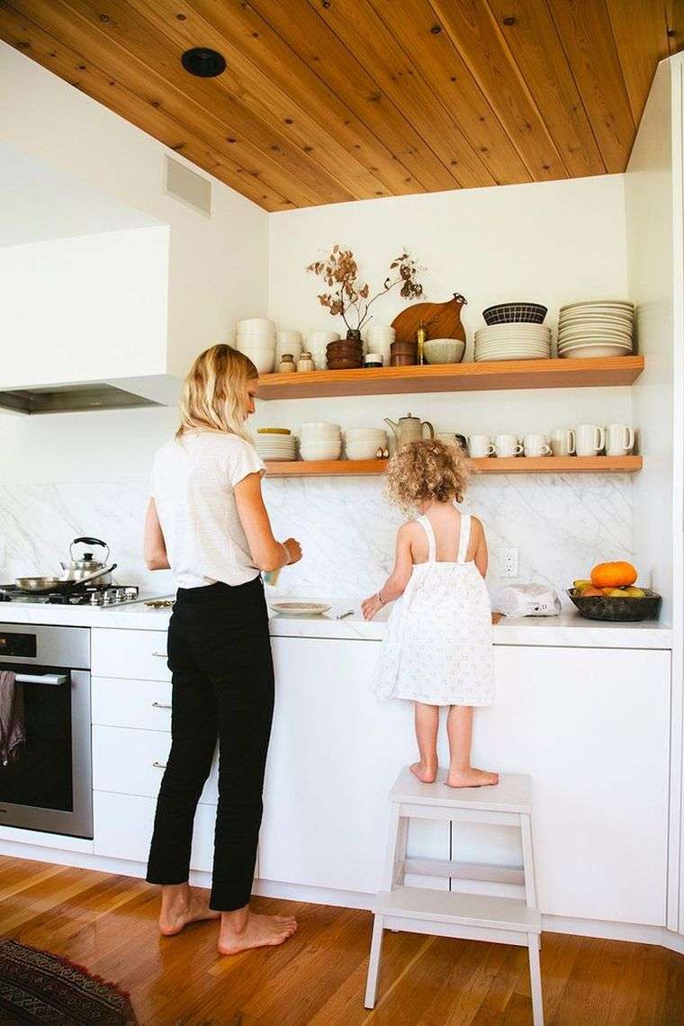 konyha folyosó fehér splashback bútor fehér nyitott tároló fa padló