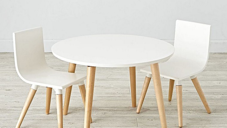 kerek fából készült asztal és fehér széklet