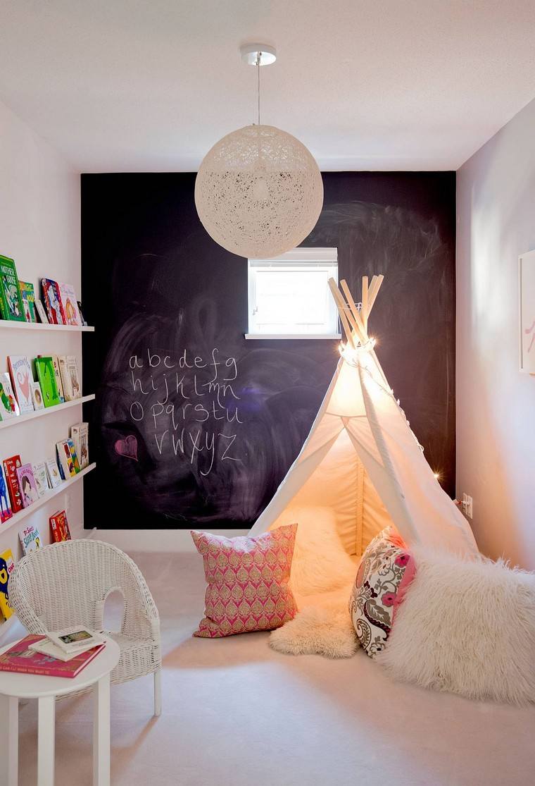 un tepee nell'area giochi del sacco a pelo per bambini