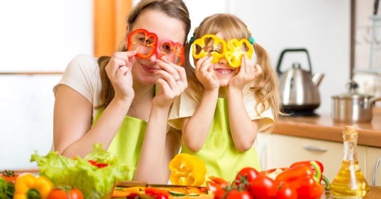 far-mangiare-i-bambini-verdure-succo-fresco