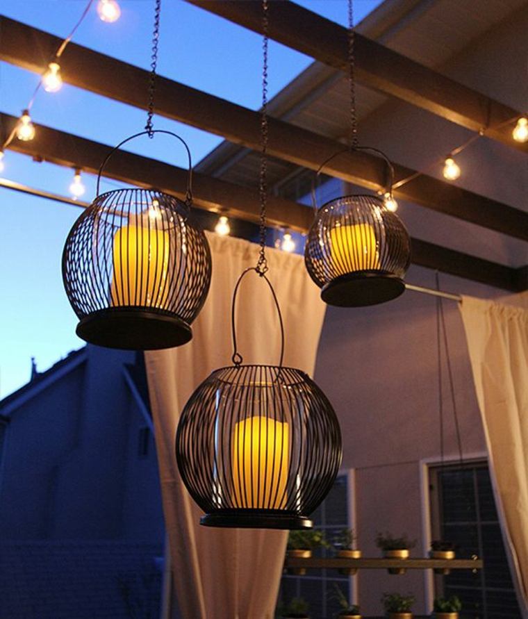 costruire-una-pergola-in-legno-decorazione-terrazza-lanterne-candele-lampadine