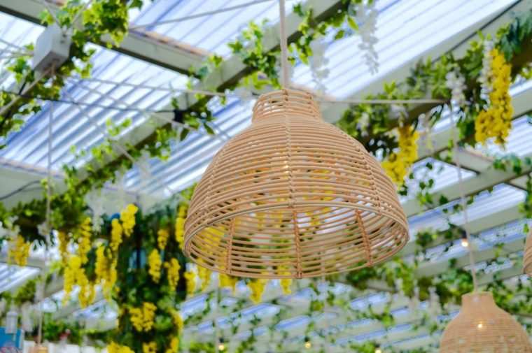 build-a-pergola-terrace-deco-dining-area-suspended-light