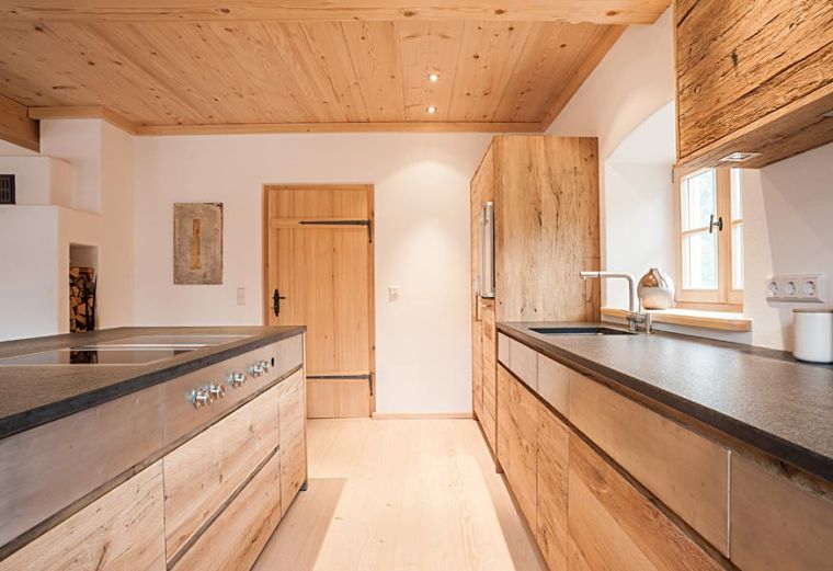 idea-deco-bianco-cucina-soffitto-in-legno-mobili-natura-atmosfera