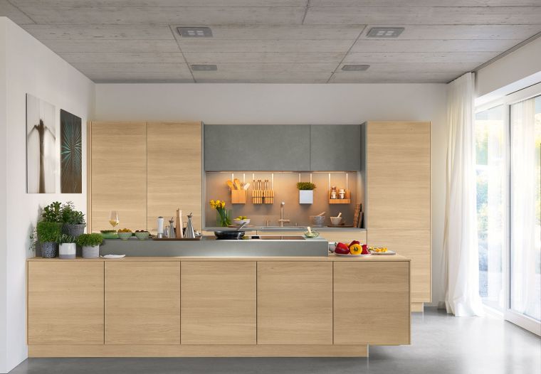 cucina-isola-centrale-rivestimento-in-legno-deco-natura-piante-verdi