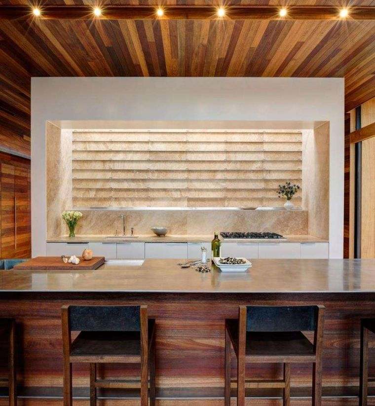 cucina-isola-in-pietra-e-legno-piccolo-spazio-illuminazione-moderna