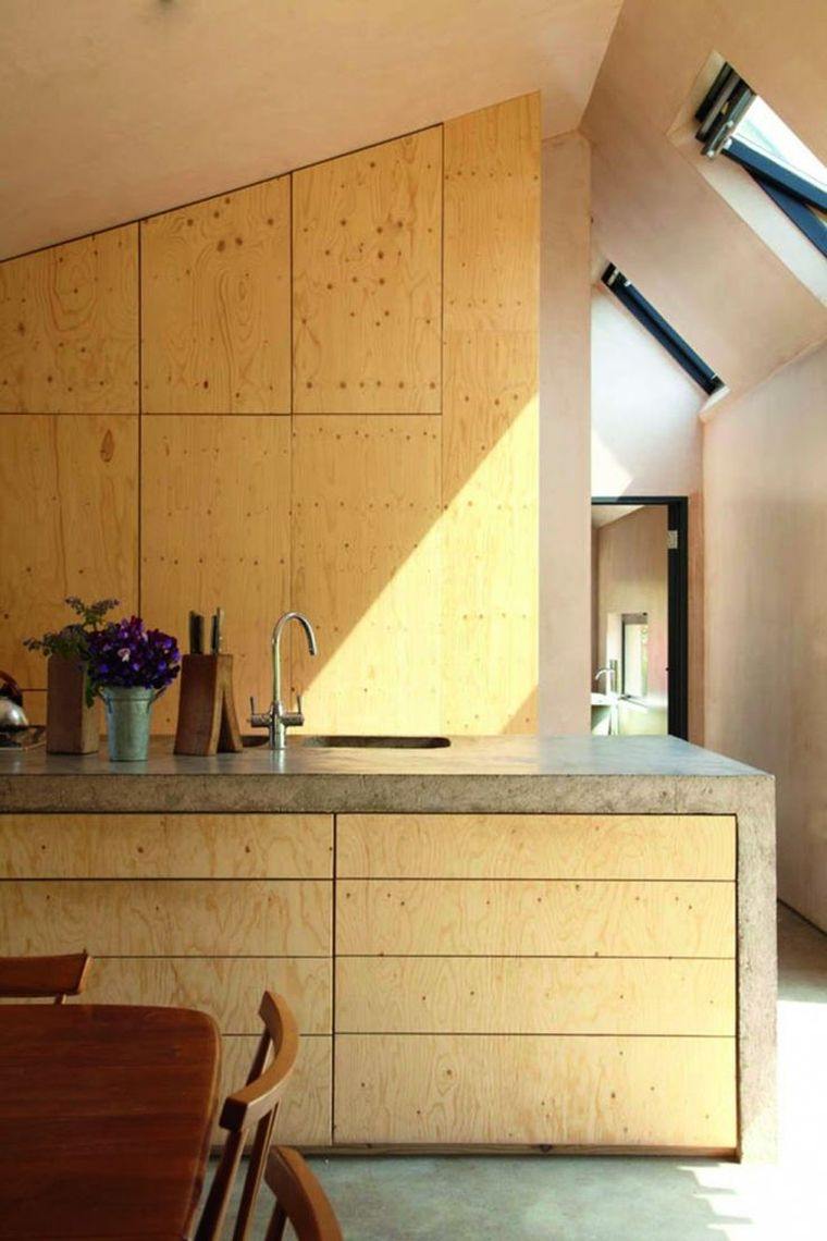 mobile-legno-isola-cucina-centrale-colore-chiaro-piano-lavoro-cemento